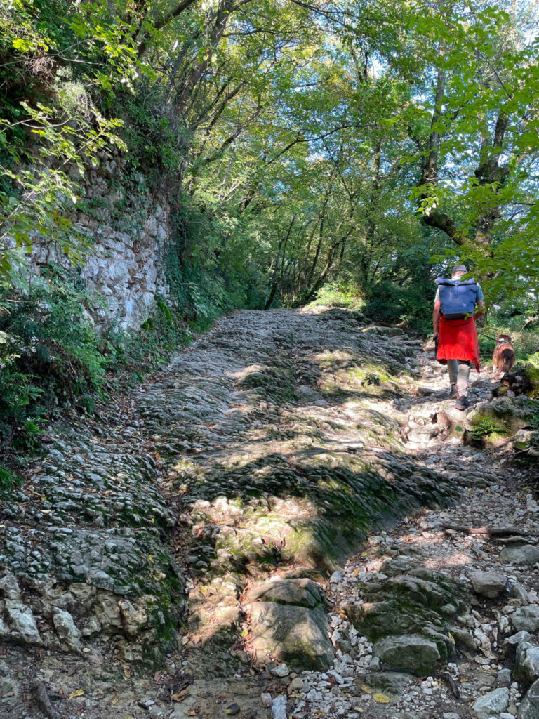 Steiniger Aufstieg zum Rocca